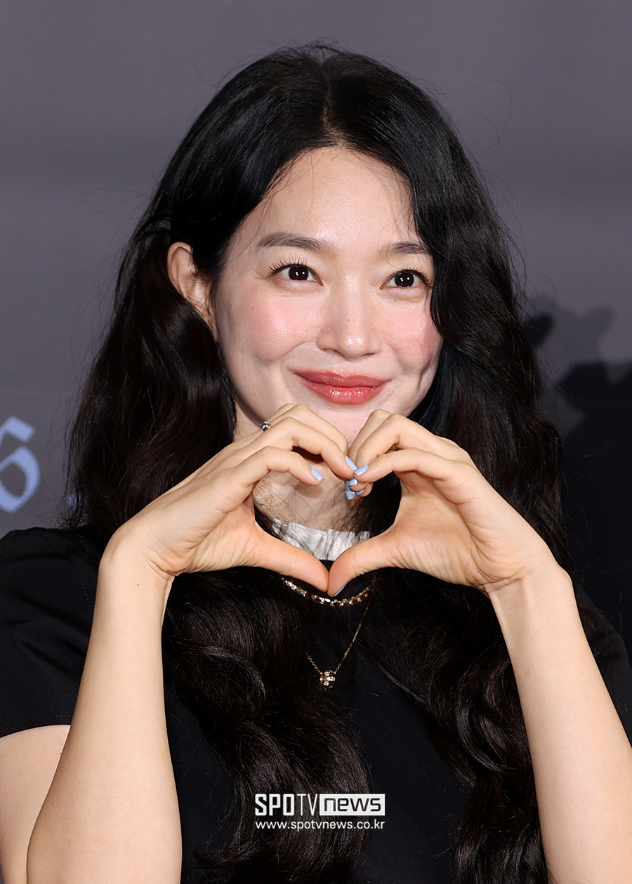 [포토S] 신민아, '남편 ♥김우빈 향한 하트'