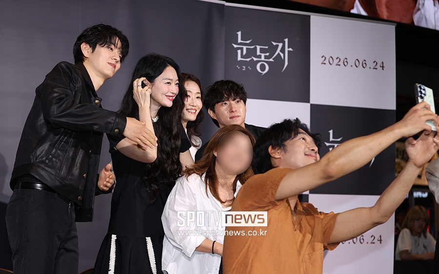 [포토S] 영화 눈동자팀, '팬과 기념 촬영~'