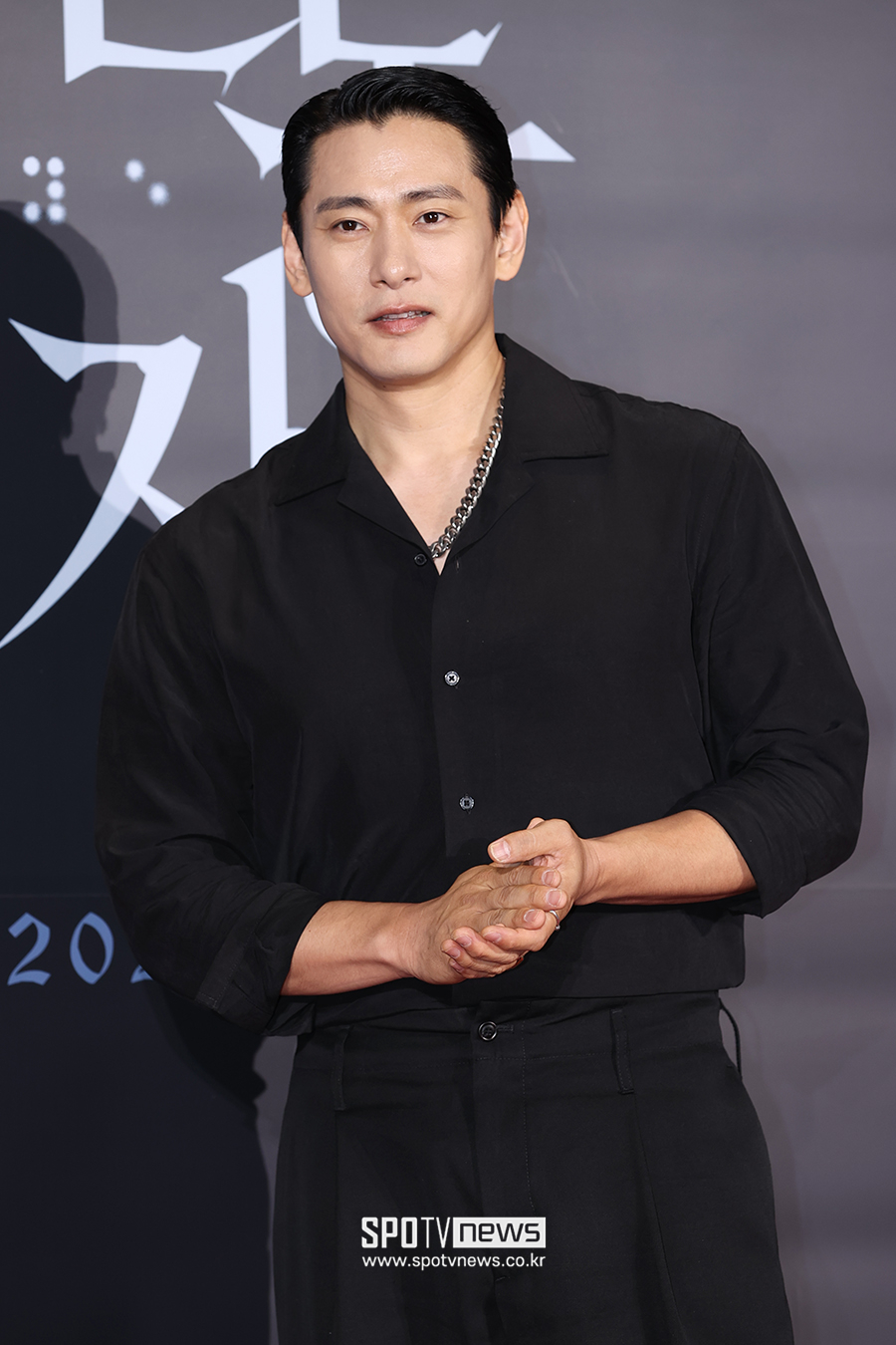 [포토S] 유태오, '태평양 어깨'