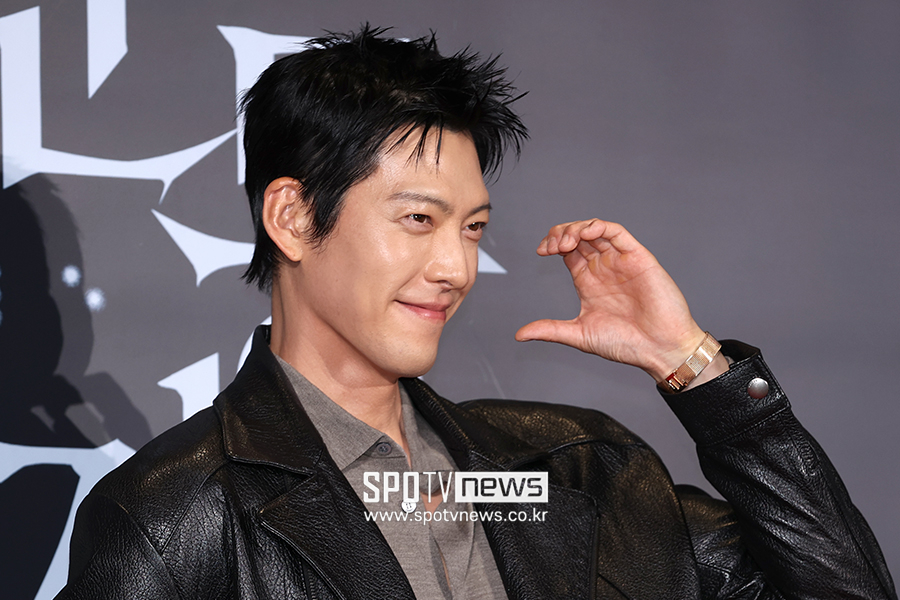 [포토S] 김우빈, '아내 신민아 향한 하트~'