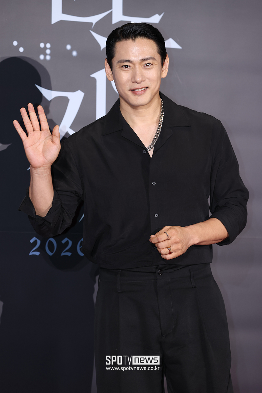 [포토S] 유태오, '젠틀한 손인사'