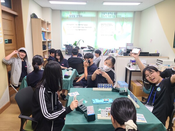 학교에서 브리지를 하는 아이들. ⓒ한국브리지협회
