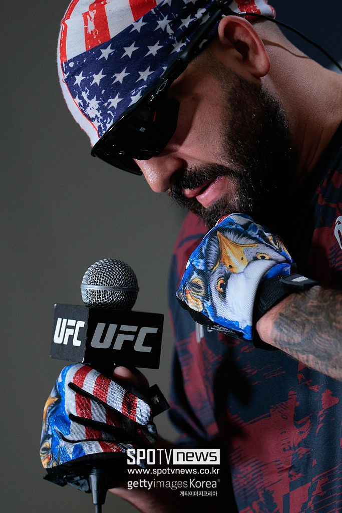 미국 팬들도 이건 좀…"미셸 오바마는 남자다!" UFC 파이터 트럼프 앞에서 외쳐 논란