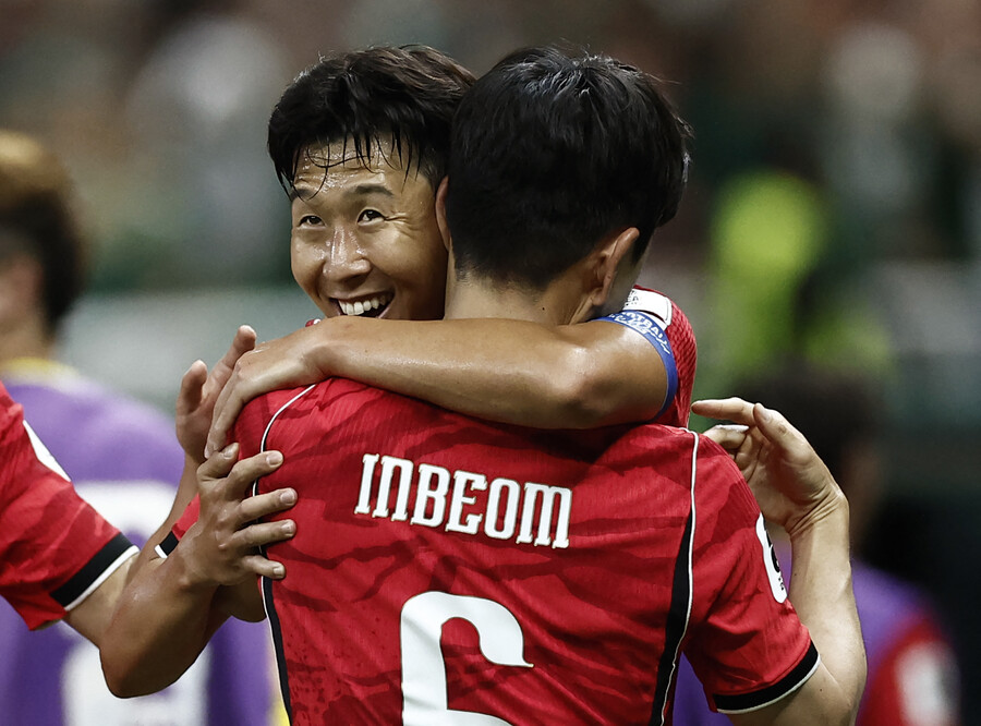 ▲ 손흥민(사진 속 얼굴 보이는 이)과 이강인 뒤에 '이 선수'가 있다. ESPN이 2026 북중미 월드컵 첫 경기에서 한국 축구대표팀 역전승을 이끈 황인범(사진 속 등번호 6번)을 집중 조명했다. ⓒ 연합뉴스 / AFP