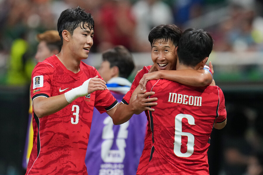 ▲ ESPN은 황인범(등번호 6번)의 가장 큰 장점으로 다재다능함을 꼽았다. "황인범은 특정 유형으로 정의하기 어려운 미드필더다. 후방 플레이메이커로 뛸 수 있는 침착성과 패스 능력을 갖췄고 박스 투 박스 미드필더처럼 활동량과 움직임도 빼어나다. 동시에 공격형 미드필더처럼 창의성과 (마지막) 킬패스 능력까지 보유했다" 칭찬했다. ⓒ 연합뉴스 / AP
