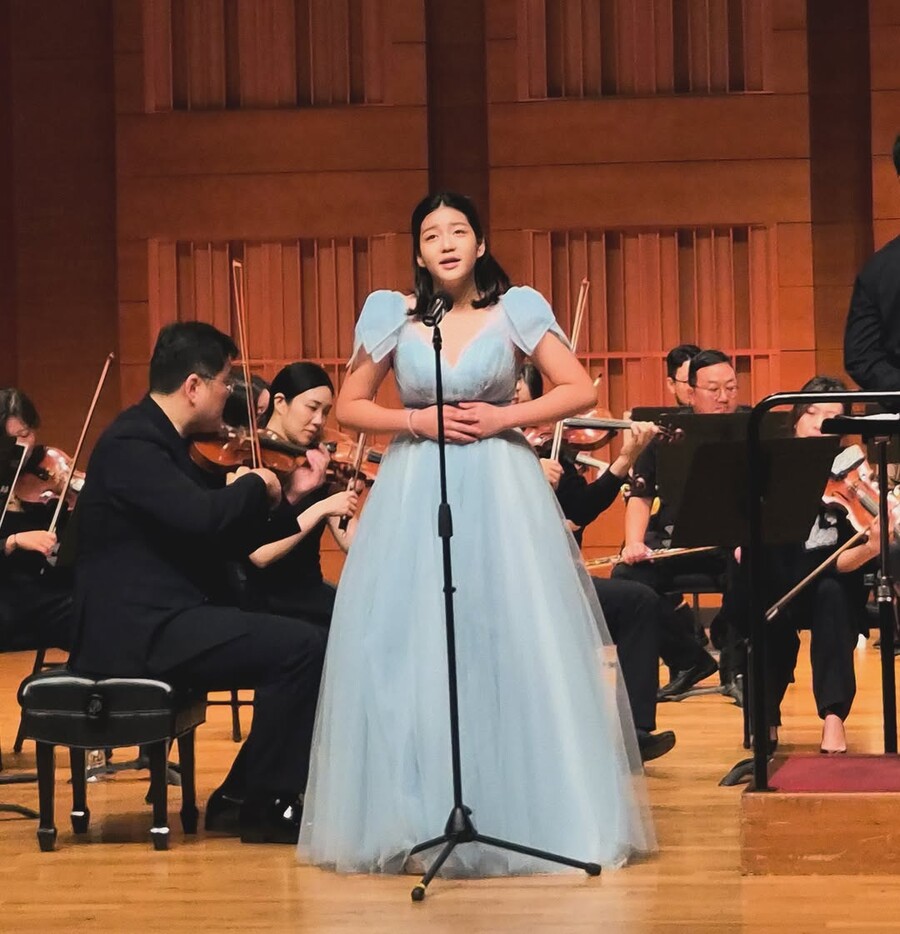 ▲김태우를 쏙 빼닮은 둘째 딸 지율 양의 근황이 공개됐다. 출처|김애리 SNS