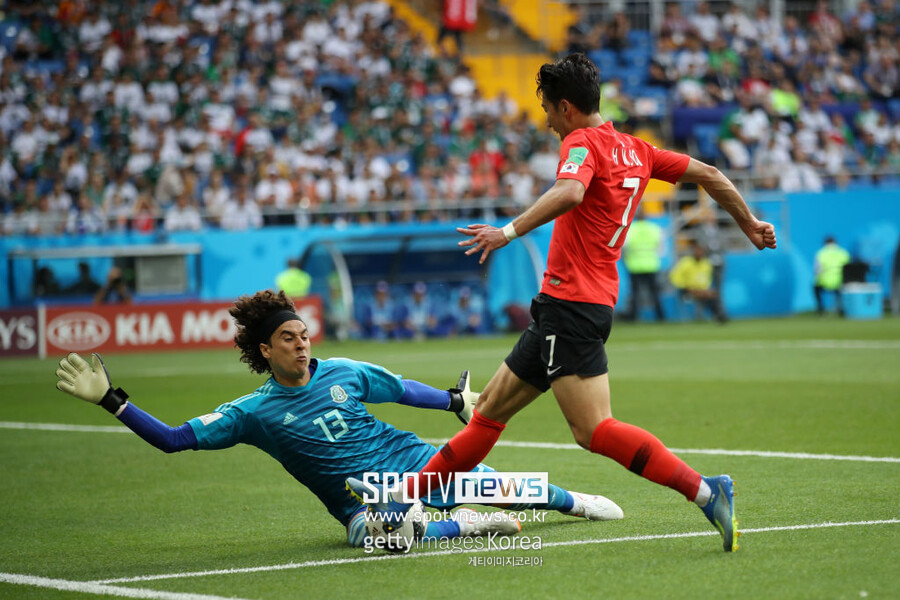 ▲ 기예르모 오초아(왼쪽)는 한국축구와 연도 깊다. 다만 다소 '악연'이다. 8년 전 러시아 월드컵 조별리그에서 한국은 멕시코를 상대로 고전했고 당시 오초아의 '철통방어' 속에 결국 1-2 분패를 떠안았다.