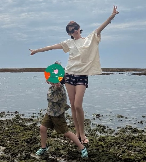 손예진, 남다른 기럭지 4살 子와 여름휴가…♥현빈이 찍어줬나
