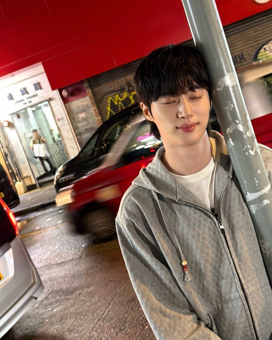 변우석, 더 잘생겨진 근황…전봇대 위협하는 190cm '문짝남' 