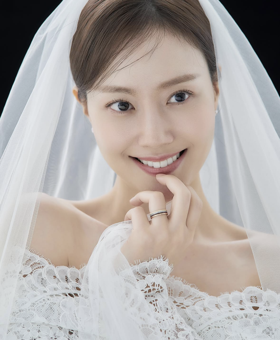 "예비신랑, 피부과 의사 아냐"…문채원, 6월 28일 결혼[공식]
