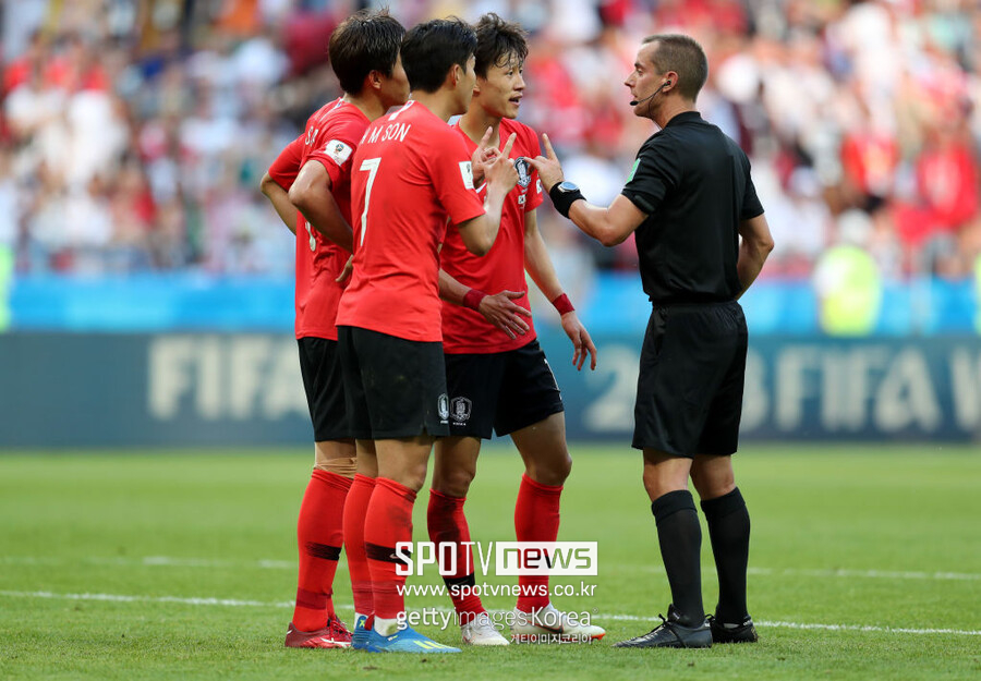 ▲ 19일 한국-멕시코전 휘슬을 책임질 구스타보 테헤라 주심은 남미 축구계에서 심판으론 잔뼈가 굵은 인물로 국제대회 경험 역시 풍부하다. 올레는 "하나 한국 팬들이 우려하는 지점은 테헤라의 판정 능력이 아니다. 바로 언어 문제다. 한국 선수와는 편하게 소통하기 어렵지만 스페인어권인 멕시코 선수와는 자연스레 대화할 수 있단 점을 걱정하고 있다" 귀띔했다.
