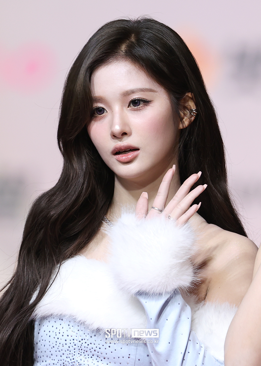 엔믹스 설윤, 허리 통증 여파…"싱가포르 공연, 의자에 앉아서 진행"[공식]