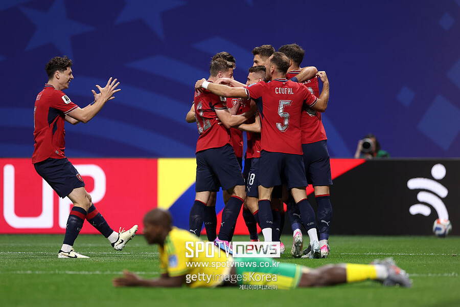 ▲ 거센 혈투 끝에 나온 무승부 하나가 한국 축구의 운명을 바꿀 수도 있게 됐다. 체코와 남아공이 무승부를 기록한 데 이어 핵심 전력까지 잃으면서 한국은 월드컵 역사에 남을 조기 1위 확정 기회를 눈앞에 두게 됐다.