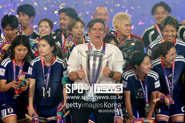 ▲ 지난 3월 아시안컵 '무결점 우승' 이후 일본축구협회는 예상과 달리 닐스 닐센(우승컵 든 이) 감독과 계약을 연장하지 않았다. 다소 석연찮은 모양새로 덴마크 지도자와 동행을 마무리했다. 닐센 계약 만료 소식을 발표하면서 "열정이 부족했다"는 납득이 충분히 어려운 설명을 내놔 입길에 오르기도 했다.