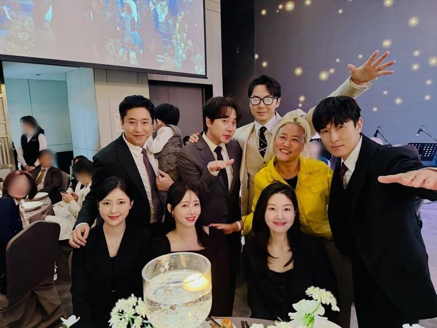 ▲ 신화 멤버들. 출처| 조선희 작가 SNS