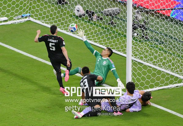 '韓 축구팬 좌절시킨 장면' 조규성 회심의 헤더 막은 멕시코 GK "본능적인 반응이었다...이제 체코전 생각할 것"