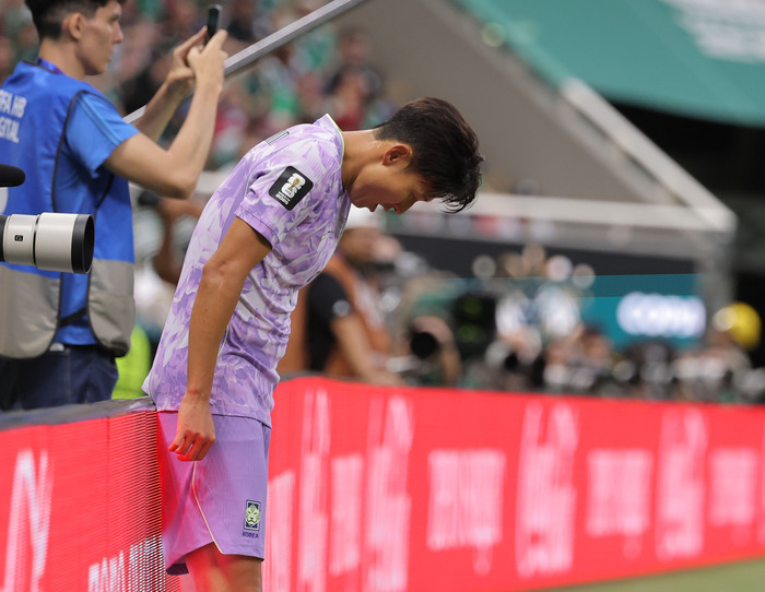 ▲ 전술 구조상 57분만 가동된 손흥민 원톱 기용은 실패였다. 일부 팬들은 손흥민을 최전방이 아닌 왼쪽 윙포워드 자리에 배치해야 한다고 목소리를 낼 정도다. ⓒ연합뉴스