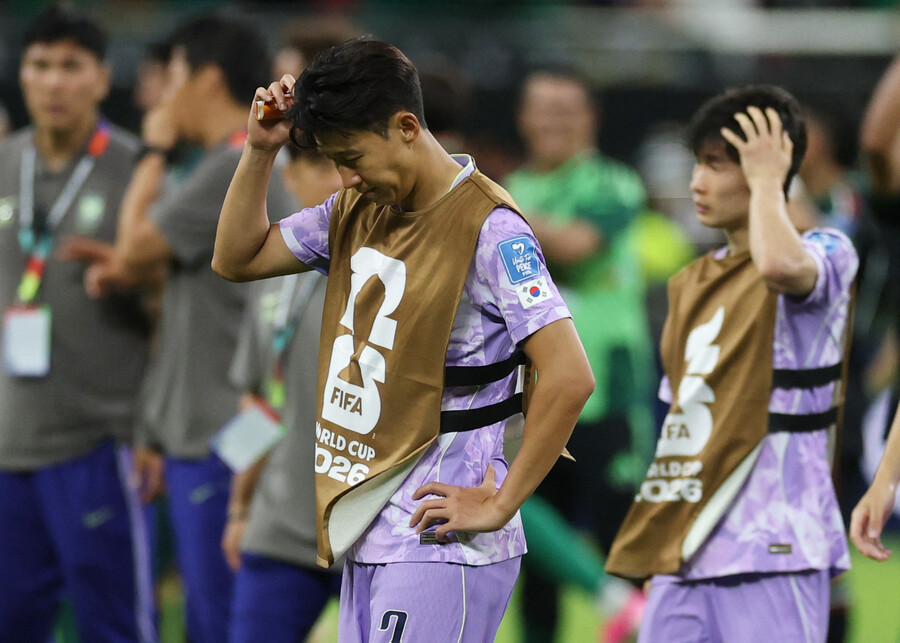 ▲ ESPN은 "지난 10년간 한국 축구에서 만들어진 대부분의 질 좋은 공격 장면은 왼 측면을 질주하는 상징적인 윙어 손흥민(사진 속 고개 숙인 이)에게서 비롯한 것들이다. 하나 홍명보 감독이 북중미 월드컵 직전 수비 안정성을 높이기 위해 5-2-3 포메이션으로 변화를 주면서 캡틴 역시 낯선 임무를 떠안게 됐다"고 설명했다. "이강인과 이재성을 선발에서 제외하기 어려운 상황에서 위치를 바꾼 건 손흥민이었다. 그는 현재 기존의 2선 측면이 아닌 최전방 공격수 노릇을 수행하고 있다"고 덧붙였다. ⓒ 연합뉴스 / REUTERS