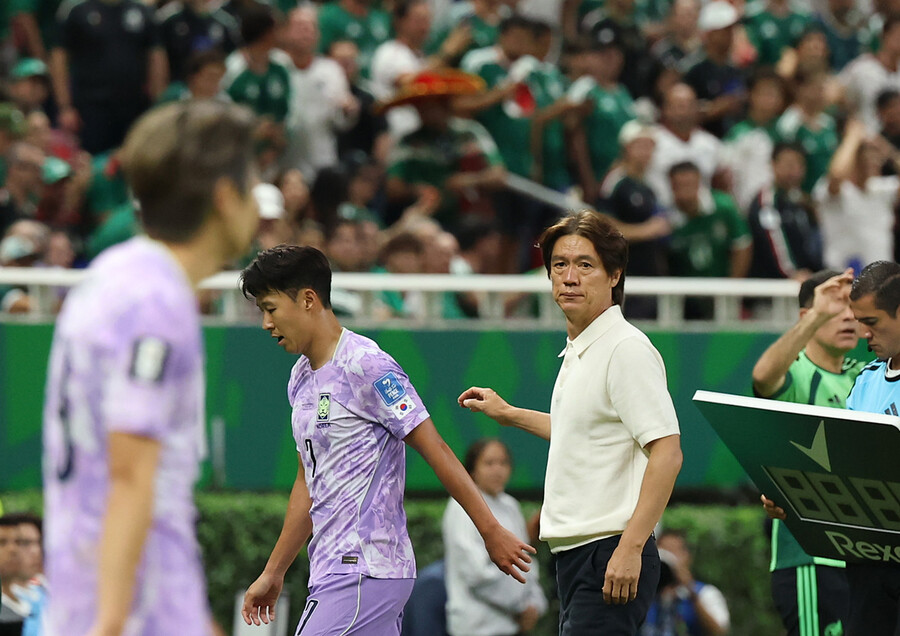 ▲ ESPN은 "한국은 결국 손흥민(뒷줄 왼쪽)이 폭발해야 한다. 적어도 지금보다 훨씬 더 공격에 관여할 방법을 찾아야 한다"며 백3 대형 유지와 최전방 경쟁력 강화 사이 홍명보(뒷줄 오른쪽) 감독 고민을 지목했다. ⓒ 연합뉴스