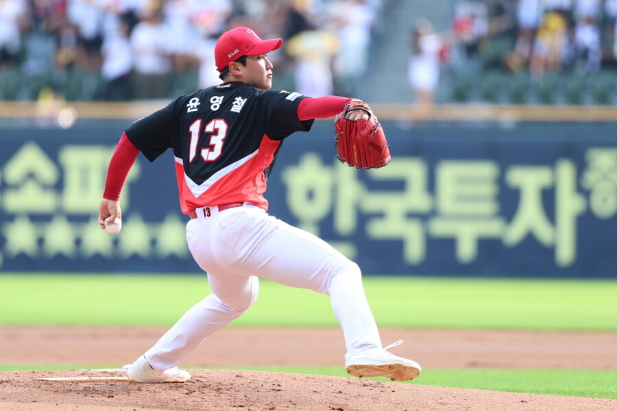 ▲ 2025년 시즌 중 팔꿈치 수술을 받은 윤영철은 올해보다는 향후 전력으로 분류되고 있다 ⓒKIA 타이거즈