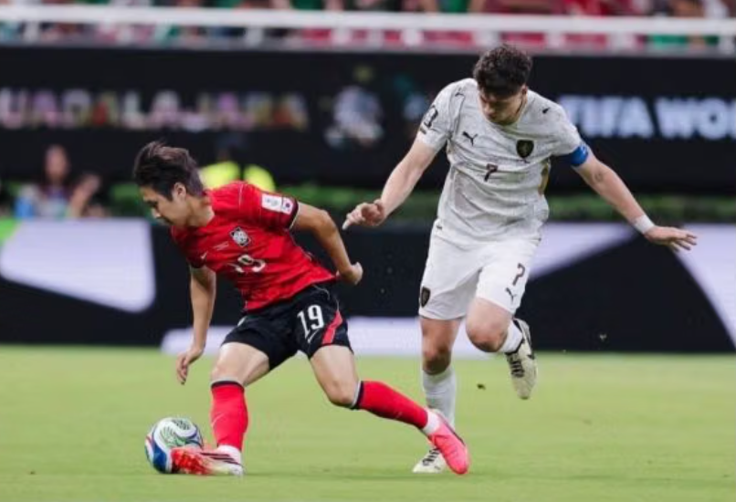 ▲ 현대 축구 데이터에서 패스 지표는 일반적으로 후방 자원에게 유리하다. 상대 압박이 비교적 적은 지역에서 공을 다루는 중앙 수비수와 풀백이 높은 점수를 받는 경우가 많다. 실제 이번 '그래디언트 스포츠' 평가 상위 10걸 가운데 5명이 중앙 수비수, 3명이 측면 수비수였다. 공격적인 역할을 맡는 선수는 단 2명뿐이었다. 튀르키예 신성 아르다 귈러와 이강인(사진 왼쪽)이었다. ⓒ 인도 'theprint'