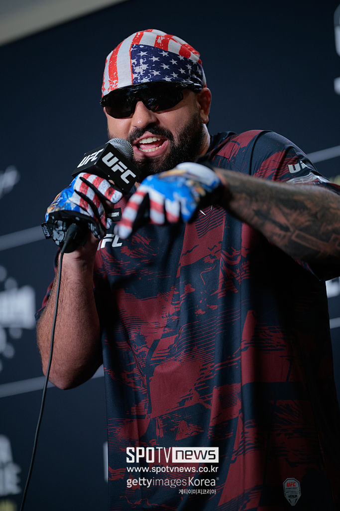 "미셸 오바마는 남자야!" UFC 파이터 돌발 발언 논란…"정말 형편없어" 코미어 화났다