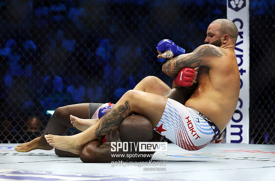 ▲ 조쉬 호킷은 UFC 백악관 대회에서 데릭 루이스를 상대로 TKO승리를 거뒀다.