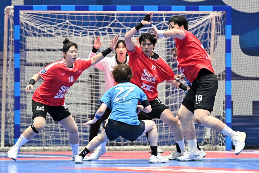 ▲ 20일 전남 여수 진남체육관에서 핸드볼 한일 클럽 슈퍼매치가 열려 한국의 남녀 리그 우승팀이 일본을 거푸 꺾었다. 가가와은행을 제압한 한국의 Sk슈가글라이더즈.  제공| 한국핸드볼연맹