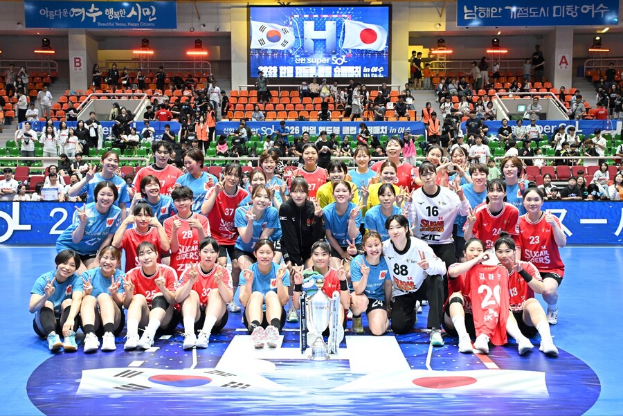 ▲ 20일 전남 여수 진남체육관에서 핸드볼 한일 클럽 슈퍼매치가 열려 한국의 남녀 리그 우승팀이 일본을 거푸 꺾었다. 가가와은행을 제압한 한국의 Sk슈가글라이더즈.  제공|한국핸드볼연맹
