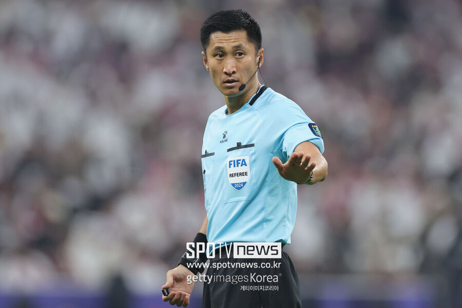 ▲ 워싱턴 포스트에 따르면 한 팬은 "우리에겐 상대를 떨게 만드는 대표팀은 없지만, 상대를 떨게 만드는 '심판'은 있다"고 농을 쳐 누리꾼을 웃음짓게 했다. 마닝 인기는 광고 시장으로까지 이어졌다. 1980년생 중견 레퍼리는 현재 전자제품 기업 '레노버'와 '하이센스', 유제품 기업인 '멍뉴' 등 중국 유수의 대기업 후원을 받고 있다.