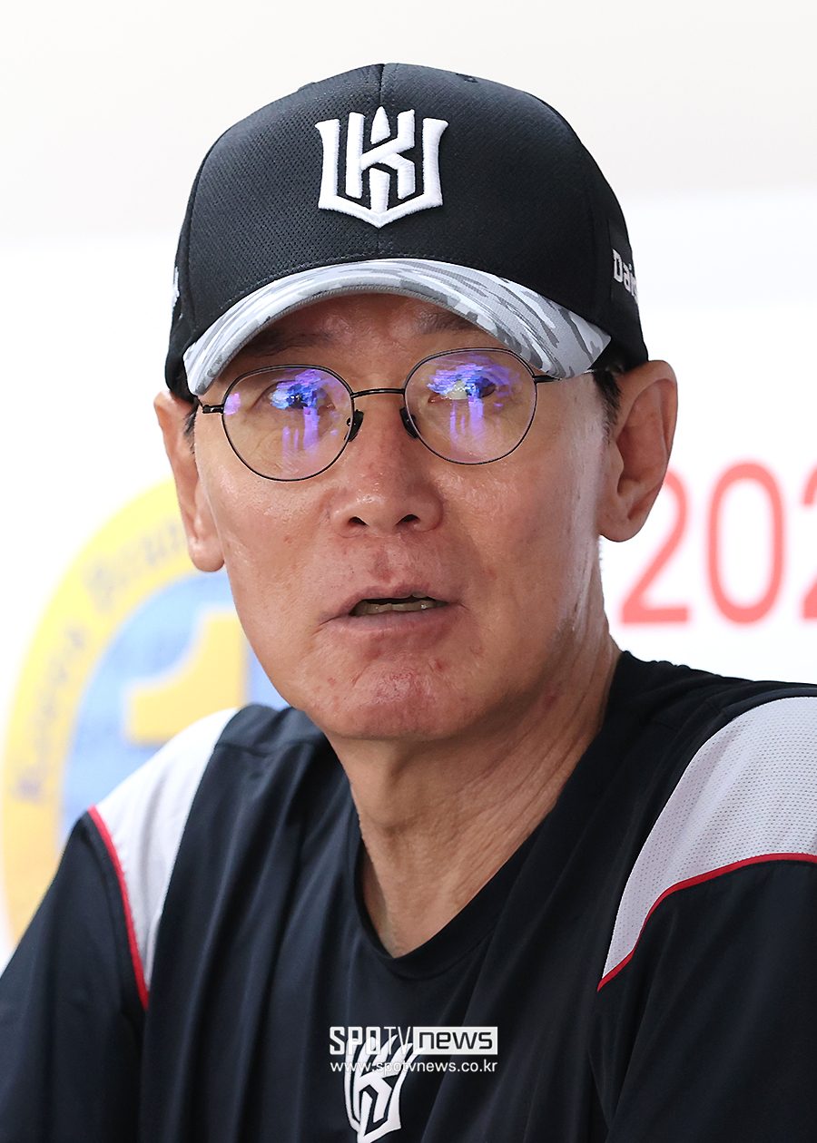 [포토S] 이강철 감독, '날씨가 많이 덥네요'