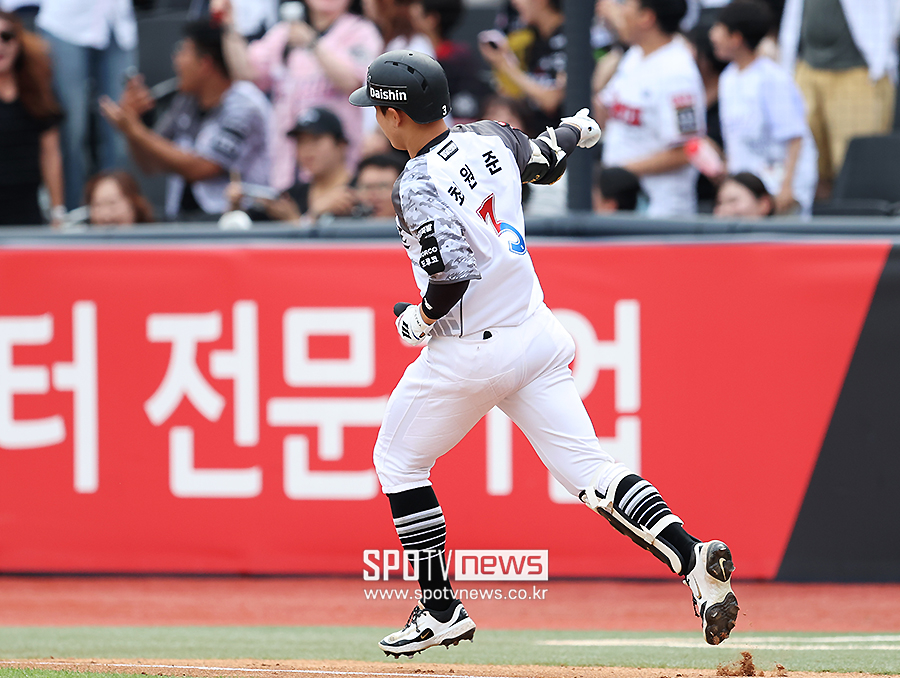 [포토S] 최원준, '첫 타석부터 솔로포 작렬!'