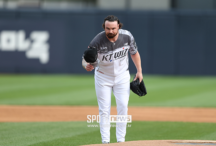 [포토S] KBO 복귀전 치르는 로건