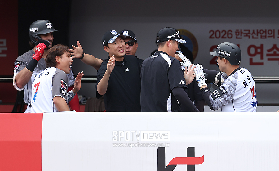 [포토S] 선취 솔로포 축하 받는 최원준