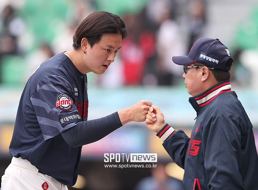 ▲ 김원중 김태형 감독 ⓒ곽혜미 기자