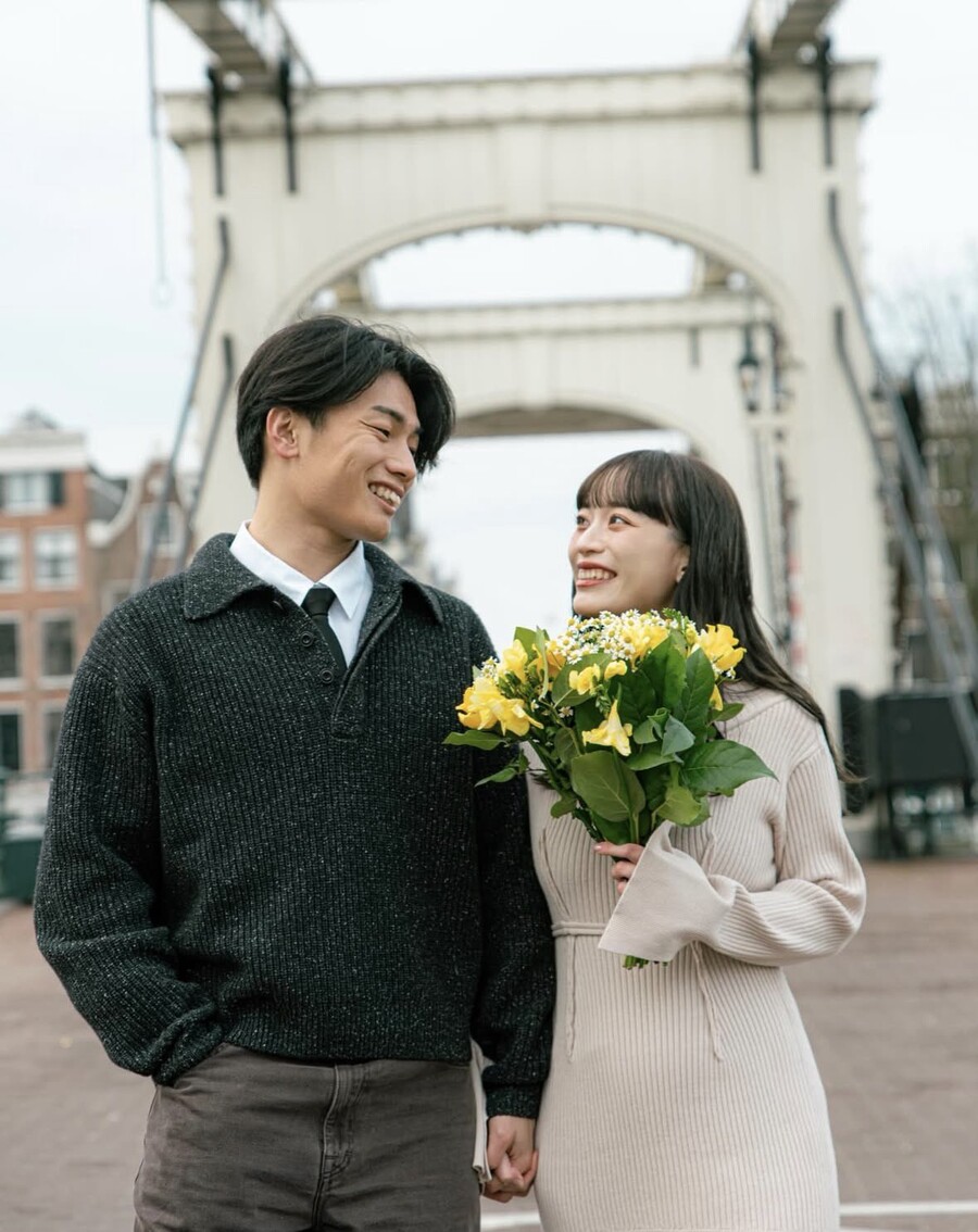 ▲ 일본 '사커킹'에 따르면 우에다 아야세(사진 왼쪽)는 경기 후 자신의 성장 원동력을 묻는 질문에 망설임 없이 "가족"이라 힘줘 답했다. "내 가장 큰 힘은 가족이다. 아내(사진 오른쪽)가 변함없이 곁을 지켜주고 최근엔 아이도 태어났다. 아내와 아이뿐 아니라 부모님과 형제, 친구들도 늘 경기장을 직접 찾아와준다" 설명했다.