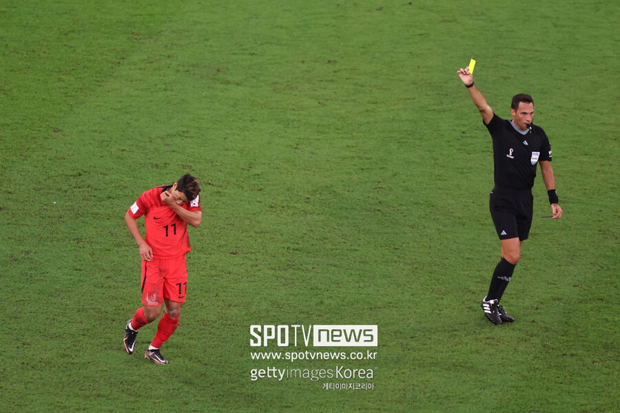 ▲ 대한민국 축구대표팀의 16강 운명이 걸린 남아프리카공화국전 주심이 확정됐다. 공교롭게도 4년 전 카타르에서 한국의 극적인 16강 진출 순간을 함께했던 심판이 다시 한 번 태극전사의 중요한 승부를 맡게 됐다.
