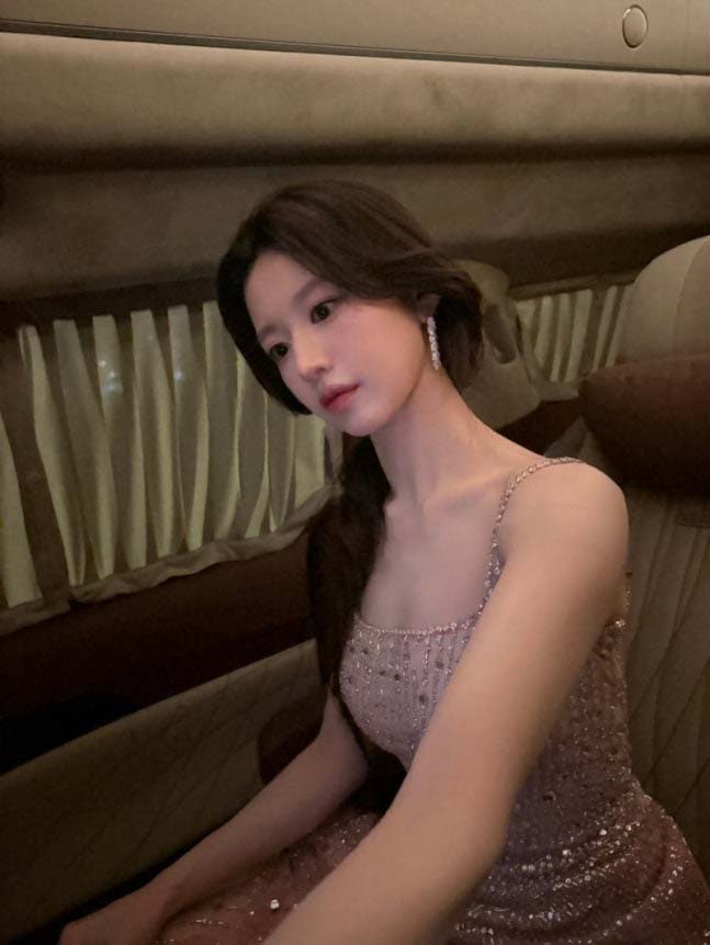 '착시 누드톤 드레스' 고윤정, 청순함 속 반전 매력