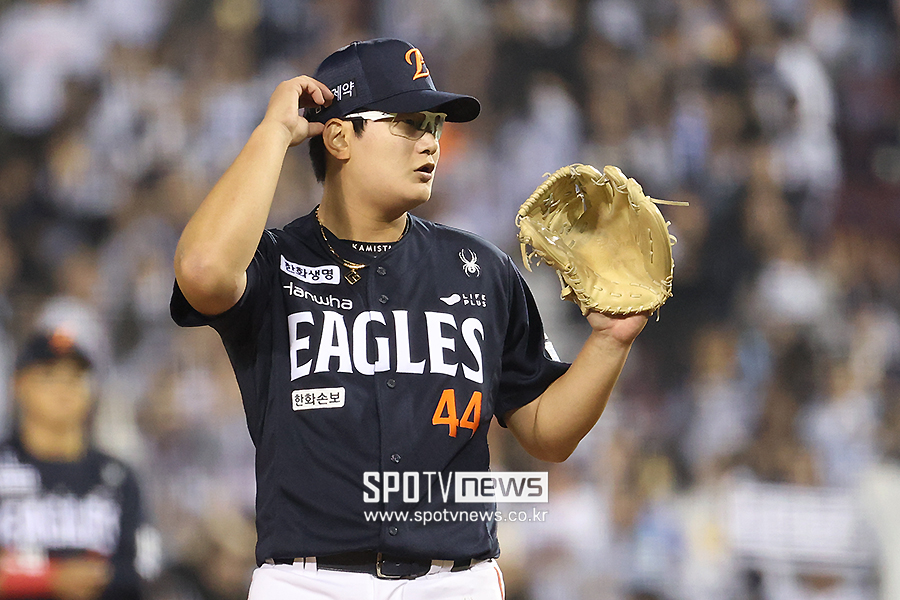 김서현 첫 무4사구 후 일주일 만에 실전 어땠나…25구 던졌는데 볼이 16개, 사구에 볼넷 3개 ⅔이닝 1실점