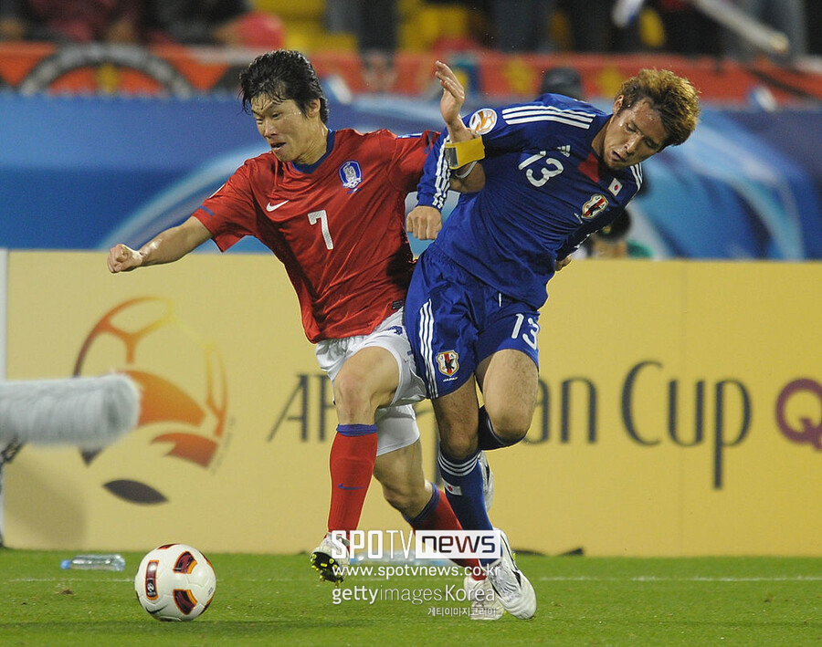 ▲ 일본 '스포츠불'은 "한국축구 상징과도 같은 박지성(사진 왼쪽)의 인정은 현재 모리야스호가 세계 무대에서 얻고 있는 긍정적 평가를 함축적으로 가리키는 또 하나의 의미 있는 분석으로 기억될 것"이라며 라이벌국 역사상 최고 선수로 꼽히는 축구인 찬사를 집중적으로 조명했다.
