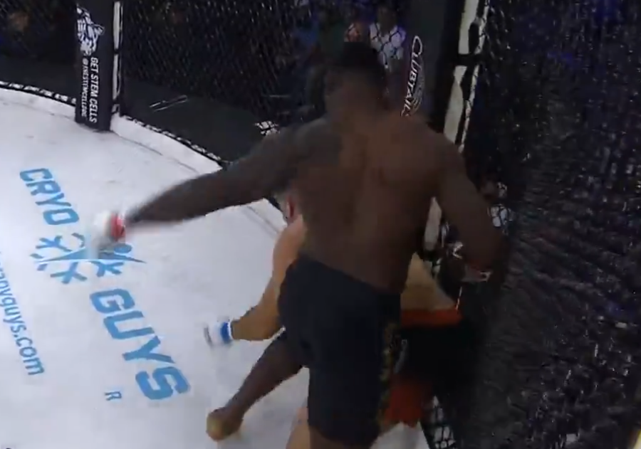 '스쿼트 317kg' NFL 출신 피지컬 괴물→MMA 챔피언 됐다…11초 만에 TKO 승리→UFC 진출 가능성 주목
