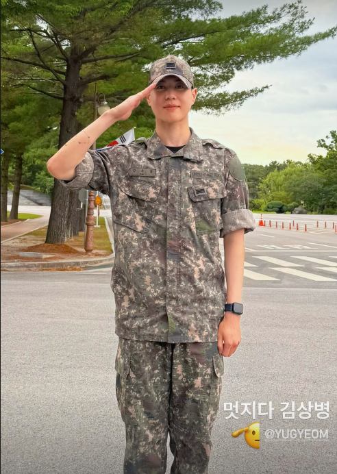 갓세븐 유겸, 벌써 상병 달았다…절친 그레이와 '깜짝' 만남