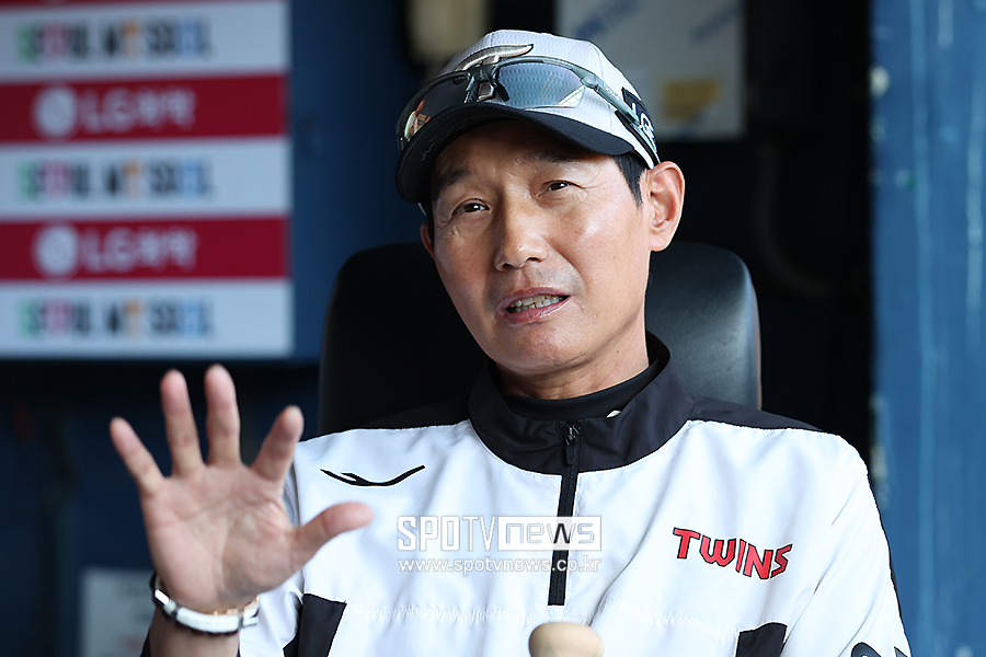 [포토S] 인터뷰 하는 염경엽 감독