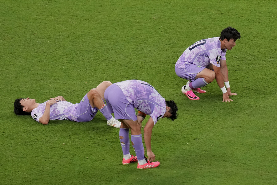 ▲ ESPN은 "(토너먼트 진출 겨냥 또는 진출국에) 가장 중요한 건 자신감이다. 한국은 스스로를 위해서라도 최종전에서 확실한 우위를 점하고 완승을 매듭짓는 경기력이 필요하다"며 남아공전 압승을 통해 팀 사기 진작을 도모해야 한다고 지적했다. "체코전 승리는 훌륭했다. 하나 나흘 전 멕시코전 내용은 아쉬움이 적지 않았다"면서 "한국은 손흥민 로빙 슈팅이 골라인 바로 앞서 가로막혔고 경기 막판 조규성 헤더는 멕시코 골키퍼 라울 랑헬 선방에 막혀 승점을 얻지 못했다. 다만 전체적인 위협도에선 멕시코가 앞섰다는 평가"라고 덧붙였다. ⓒ 연합뉴스 / AP