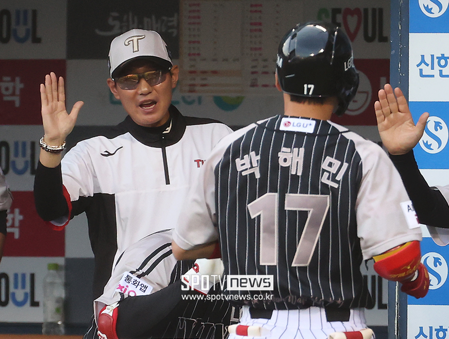 [포토S] 염경엽 감독의 축하 받는 박해민
