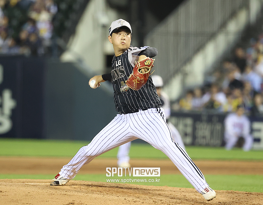 [포토S] 7회 마운드 오른 김진수