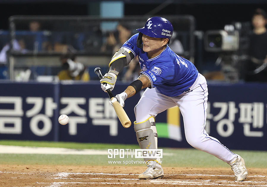 [포토S] 류지혁, '완벽한 희생번트'