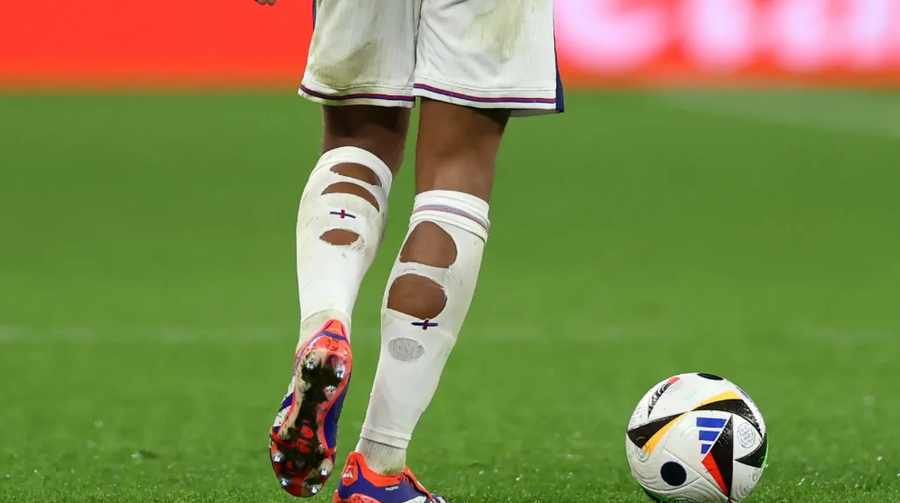 벨링엄도 사카도 '찢어진 양말' 신는다…"패션 아닙니다" 佛매체 조명→그런데 FIFA는 금지, 대체 왜?