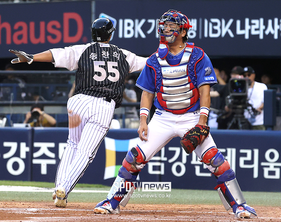 두 눈 질끈 감은 강민호, 한 점 차 패배로 이어진 '뼈아픈 실책'