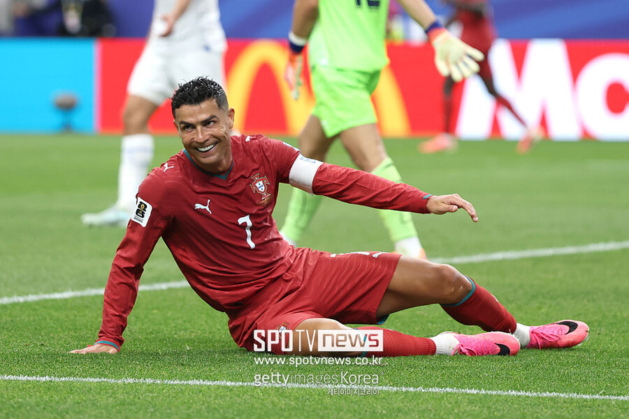 ▲ 우즈베키스탄전 5-0 대승에 2골을 넣으며 크게 기여한 호날두는 TV 카메라 렌즈를 응시하며 포르투갈의 골칫거리라고 했던 사람들에게 단호한 메시지를 외쳤다.